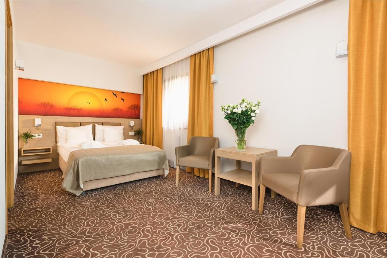 Hotel Amazonka Conference And Spa チェホチネク エクステリア 写真